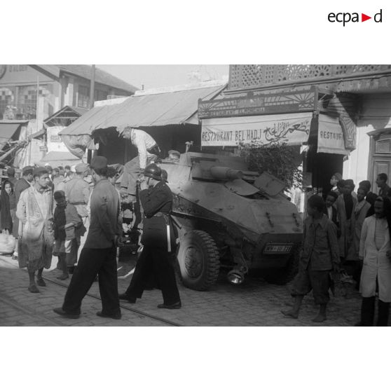 A Tunis, le dépannage d'un Sd.Kfz.234 par un camion grue Büssing NAG 500 A.