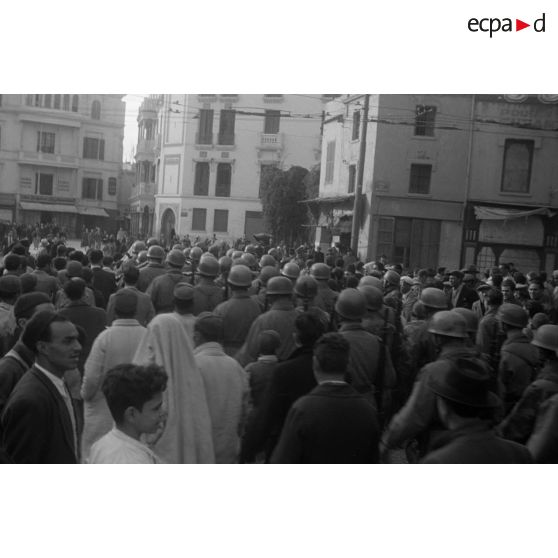 A Tunis, entouré par des enfants, un défilé de troupes aéroportées allemandes dans les rues.