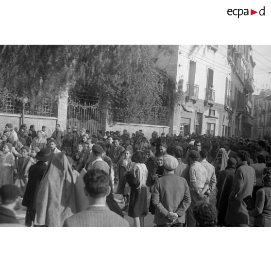 A Tunis, entouré par des enfants, un défilé de troupes aéroportées allemandes dans les rues.