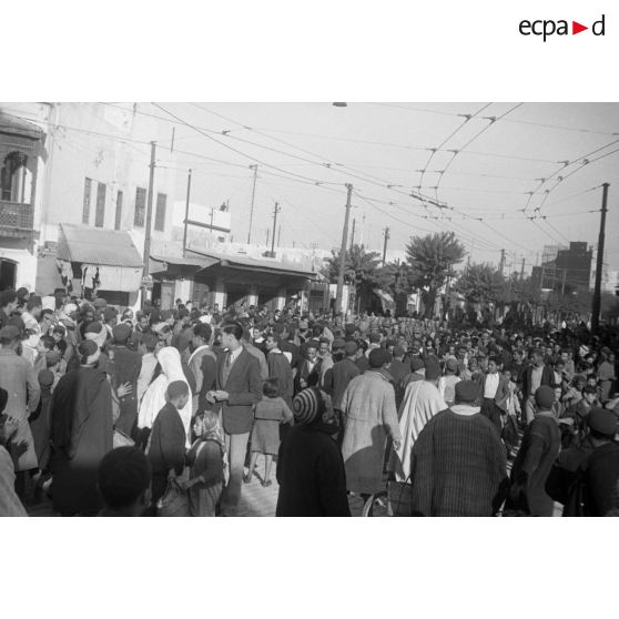 A Tunis, entouré par des enfants, un défilé de troupes aéroportées allemandes dans les rues.