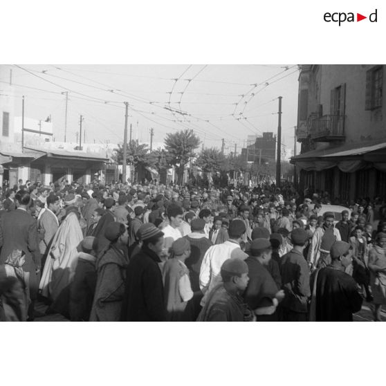 A Tunis, entouré par des enfants, un défilé de troupes aéroportées allemandes dans les rues.