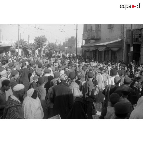 A Tunis, entouré par des enfants, un défilé de troupes aéroportées allemandes dans les rues.