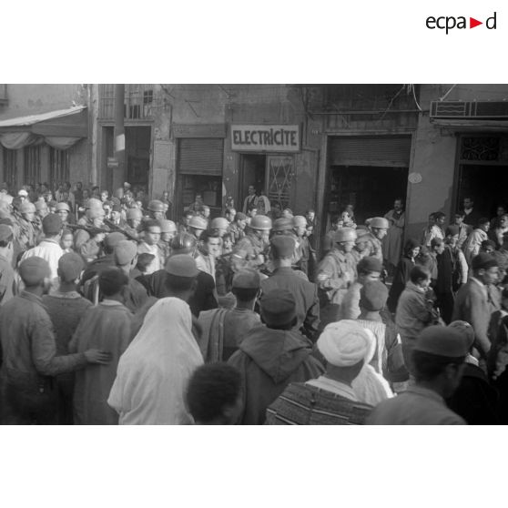 A Tunis, entouré par des enfants, un défilé de troupes aéroportées allemandes dans les rues.