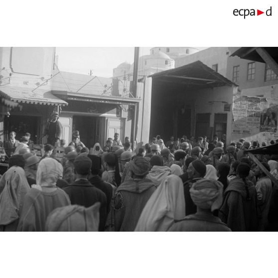 A Tunis, entouré par des enfants, un défilé de troupes aéroportées allemandes dans les rues.