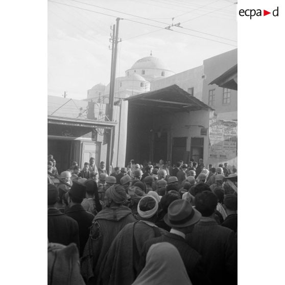 A Tunis, entouré par des enfants, un défilé de troupes aéroportées allemandes dans les rues.