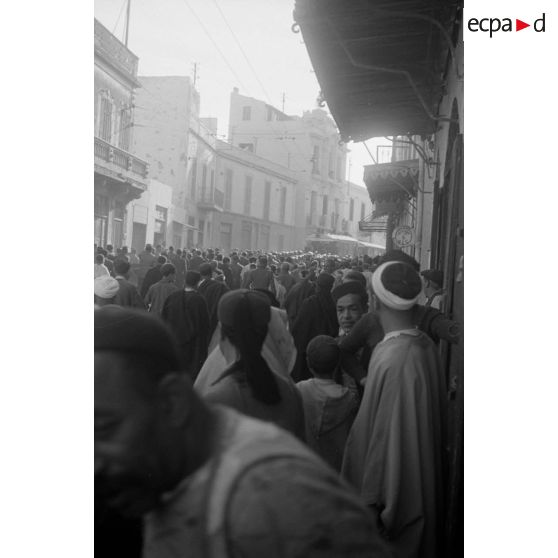 A Tunis, entouré par des enfants, un défilé de troupes aéroportées allemandes dans les rues.