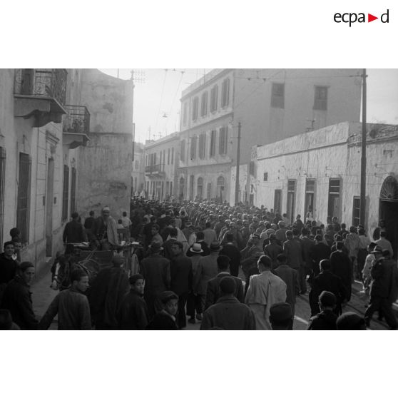 A Tunis, entouré par des enfants, un défilé de troupes aéroportées allemandes dans les rues.