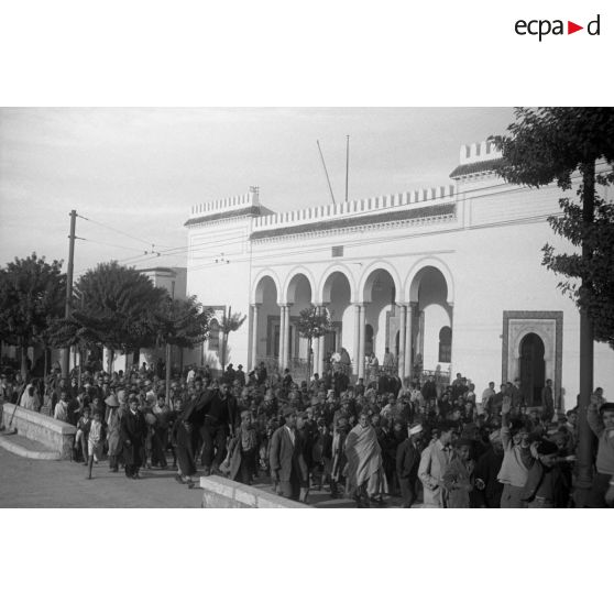 A Tunis, entouré par des enfants, un défilé de troupes aéroportées allemandes dans les rues.