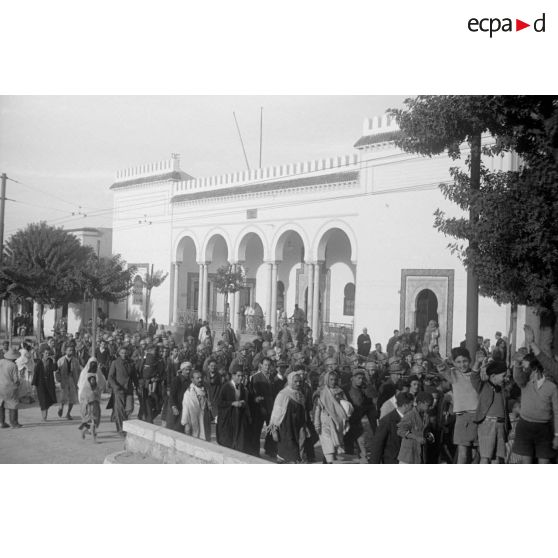 A Tunis, entouré par des enfants, un défilé de troupes aéroportées allemandes dans les rues.