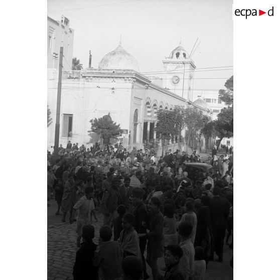 A Tunis, entouré par des enfants, un défilé de troupes aéroportées allemandes dans les rues.