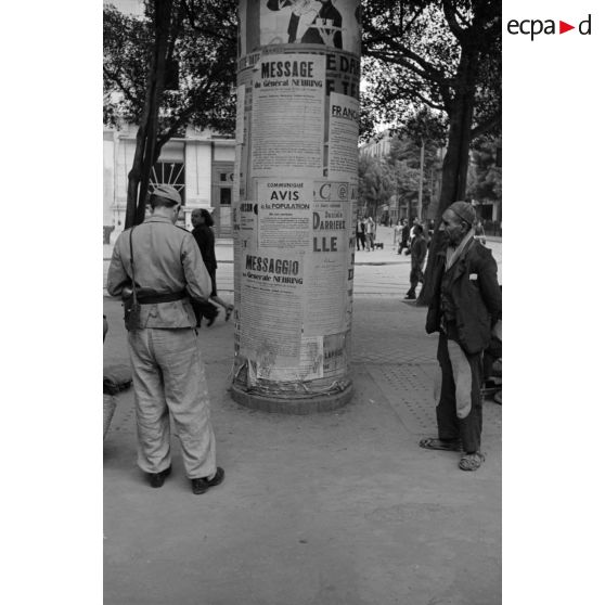 Colonne d'affichage type Morris dans Tunis.