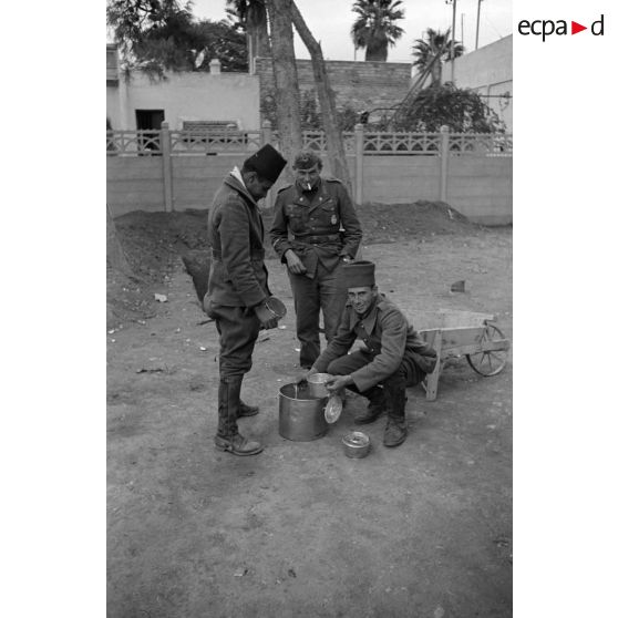 Tirailleurs et soldats allemands au sein de la caserne de la Kasbah.