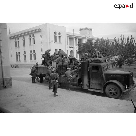 A la caserne de la Kasbah à Tunis, un camion Berliet Gazobois chargé de parachutistes.