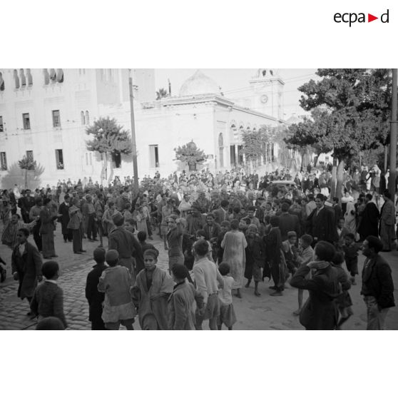 Départ d'un défilé de troupes aéroportées dans les rues de Tunis, les parachutistes quittent la caserne de la Kasbah.