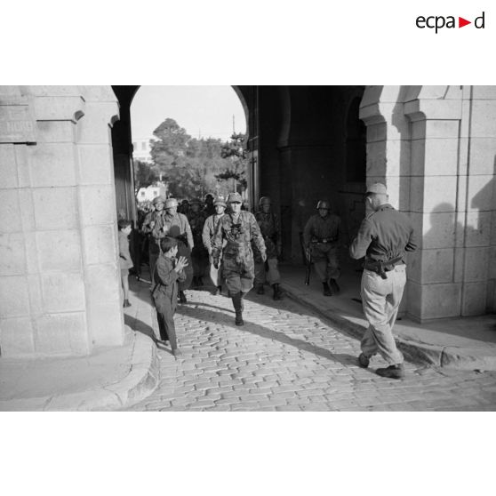 Départ d'un défilé de troupes aéroportées dans les rues de Tunis, les parachutistes quittent la caserne de la Kasbah.