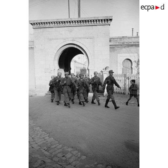 Départ d'un défilé de troupes aéroportées dans les rues de Tunis, les parachutistes quittent la caserne de la Kasbah.