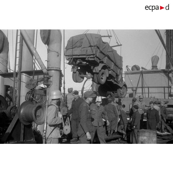 Dans le port de Tunis, un camion Opel Blitz de la Luftwaffe est déchargé.