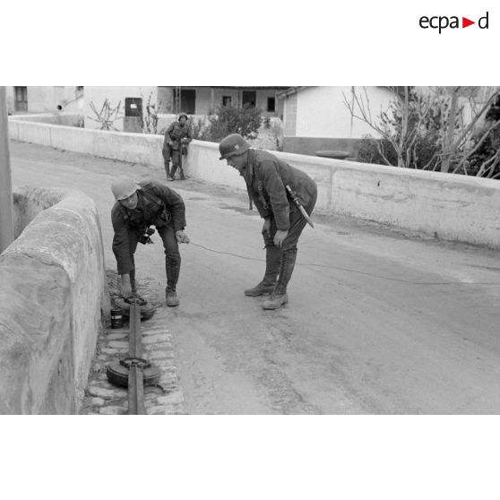 Dans un village tunisien, des mines antichars interdisent la traversée d'un pont.