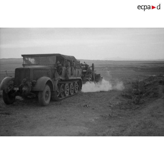 Un semi-chenillé Sd.Kfz. 7 tractant un canon de 8,8 cm FlaK.