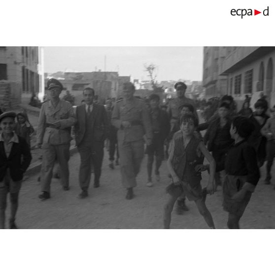 Des reporters de la 6e compagnie de propagande de l'armée de l'air allemande (Luftwaffe Kriegsberichter Kompanie 6) dans le centre de Tunis.