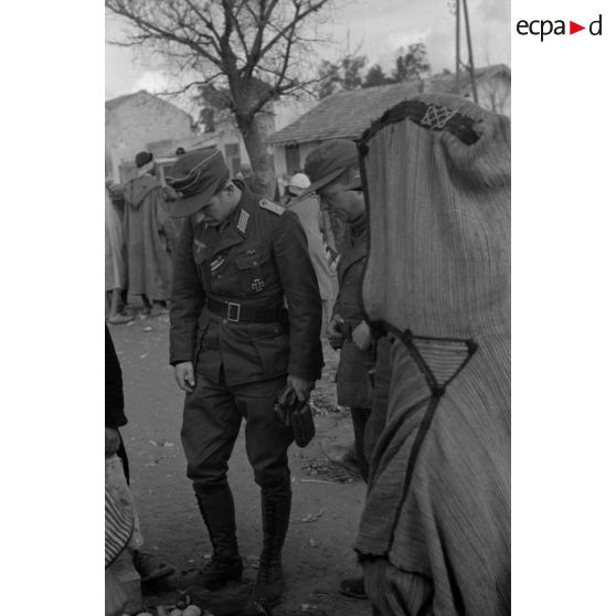 Des officiers de l'armée de terre allemande dans un marché tunisien.