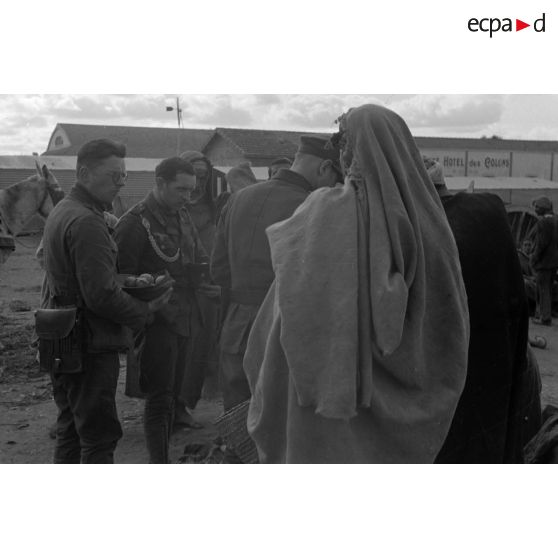 Des officiers de l'armée de terre allemande dans un marché tunisien.