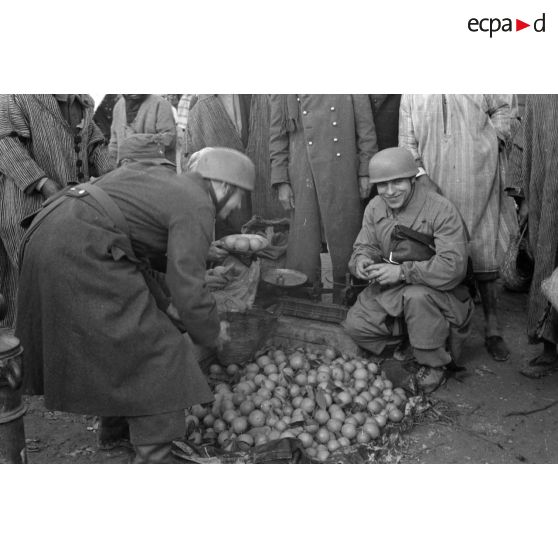 Troupes aéroportées allemandes dans un marché tunisien.