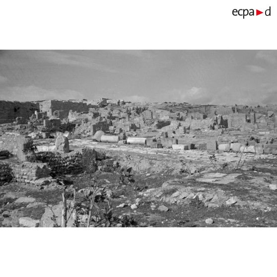 Ruines romaines à proximité d'une cérémonie de serment de volontaires arabes dans la Wehrmacht.