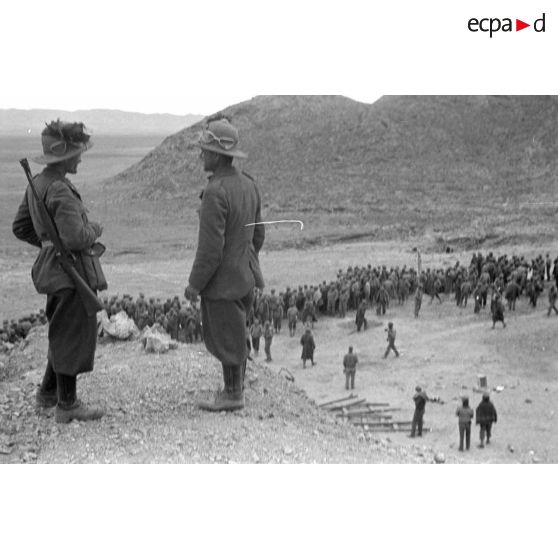 En Tunisie, des prisonniers de l'armée américaine sous la surveillance de sentinelles allemandes et italiennes.