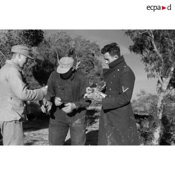 En Tunisie dans les environs du terrain d'aviation d'El Aouina, la préparation d'un repas au sein de positions de l'armée de l'air allemande.