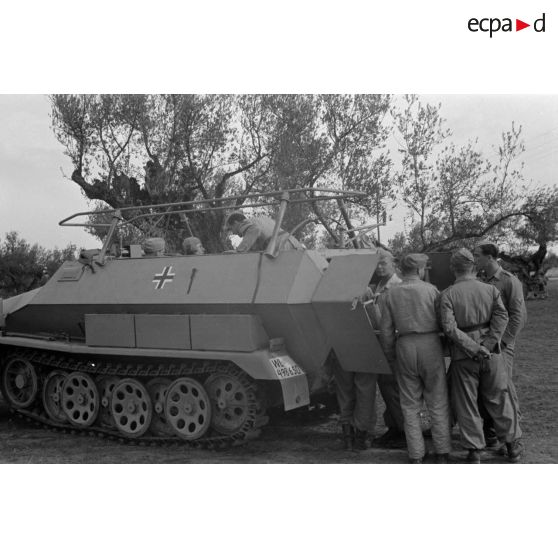 Un semi-chenillé Sd.kfz.251/3 II Ausführung C immatriculé WL 498 650.