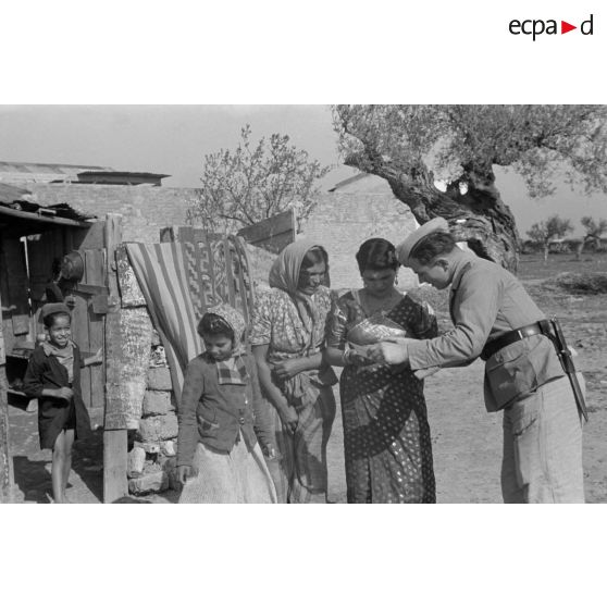 Un aviateur allemand, certainement membre d'une compagnie de propagande de l'armée de l'air rentre en contact avec une famille tunisienne.