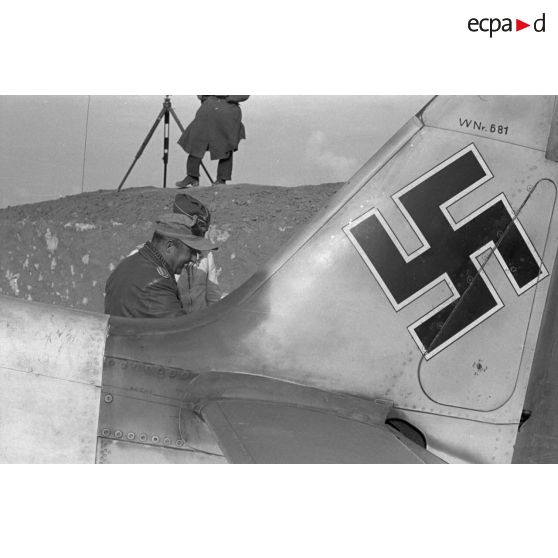 Le pilote Kurt Bühligen du jagdgeschwader (4./JG 2) présente son chasseur focke-Wulf Fw-190 au général (Generalmajor) Seidemann.