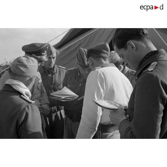 Le général (Generalmajor) Hans Seidemann en inspection au sein du II/JG2 et présence du Kurt Bühligen.