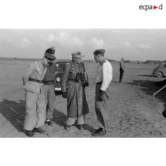 Le général (Generalmajor) Hans Seidemann en inspection au sein du II/JG2 et présence du Kurt Bühligen.