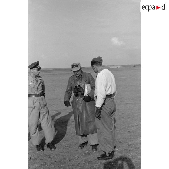 Le général (Generalmajor) Hans Seidemann en inspection au sein du II/JG2 et présence du Kurt Bühligen.