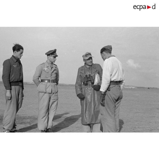 Le général (Generalmajor) Hans Seidemann en inspection au sein du II/JG2 et présence du Kurt Bühligen.