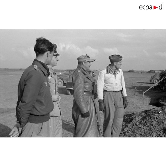 Le général (Generalmajor) Hans Seidemann en inspection au sein du II/JG2 et présence du Kurt Bühligen.