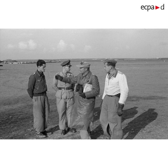 Le général (Generalmajor) Hans Seidemann en inspection au sein du II/JG2 et présence du Kurt Bühligen.