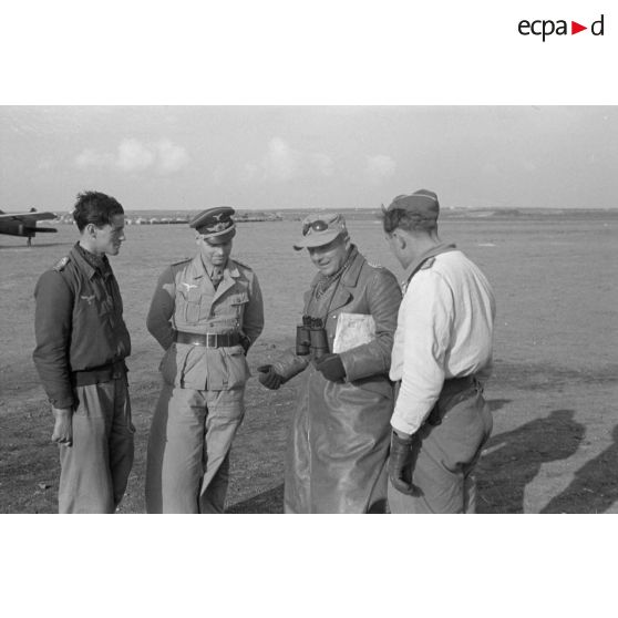 Le général (Generalmajor) Hans Seidemann en inspection au sein du II/JG2 et présence du Kurt Bühligen.