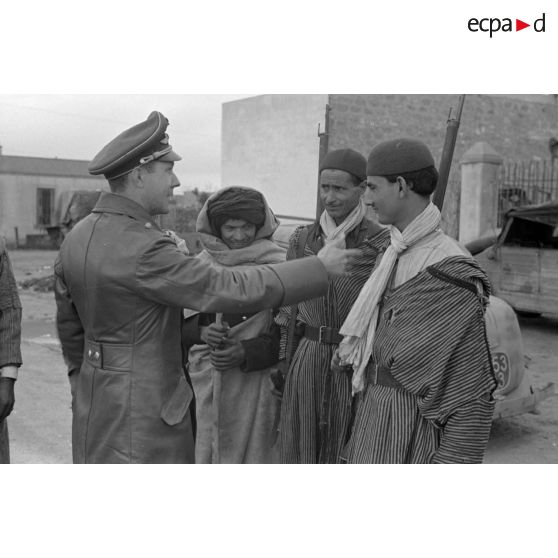 Des reporters de la Luftwaffe rencontrent des groupes de défense tunisiens.