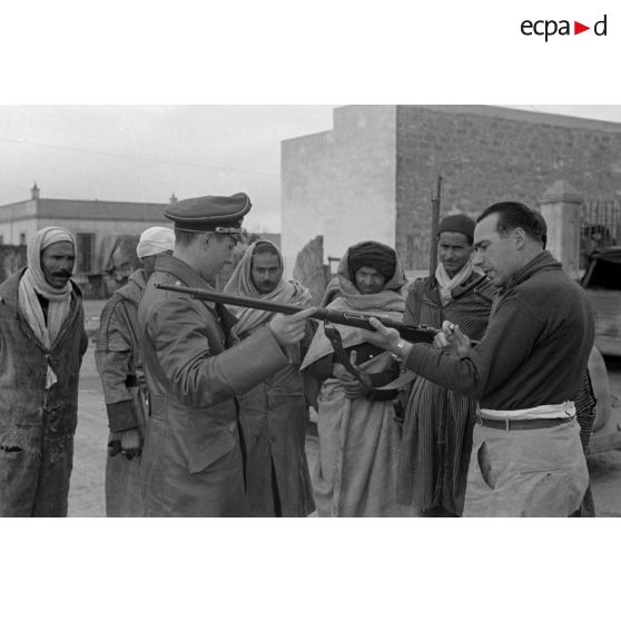 Des reporters de la Luftwaffe rencontrent des groupes de défense tunisiens.