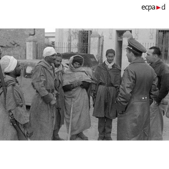 Des reporters de la Luftwaffe rencontrent des groupes de défense tunisiens.