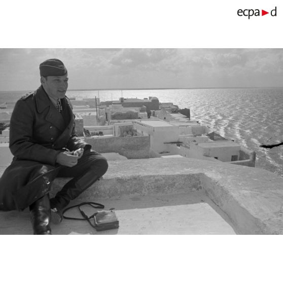 Au fort d'Hammemet (Tunisie), l'interview du capitaine Walter Bornschein (Kampfgeschwader KG 2) par un Sonderführer de la 6e compagnie de propagande de la Luftwaffe.