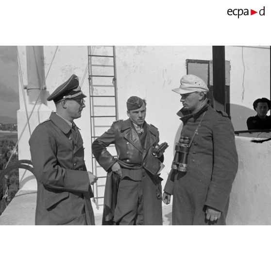 Au fort d'Hammemet (Tunisie), l'interview du capitaine Walter Bornschein (Kampfgeschwader KG 2) par un Sonderführer de la 6e compagnie de propagande de la Luftwaffe.