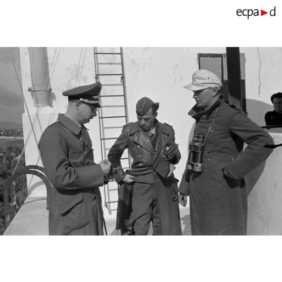 Au fort d'Hammamet (Tunisie), l'interview du capitaine Walter Bornschein (Kampfgeschwader KG 2) par un Sonderführer de la 6e compagnie de propagande de la Luftwaffe.