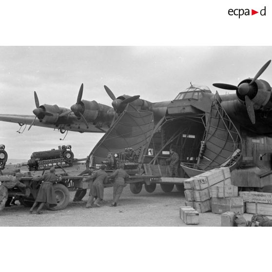 Sur le terrain d'aviation d'El Aouina, le chargement d'un avion cargo Messerschmitt Me-323 Gigant.