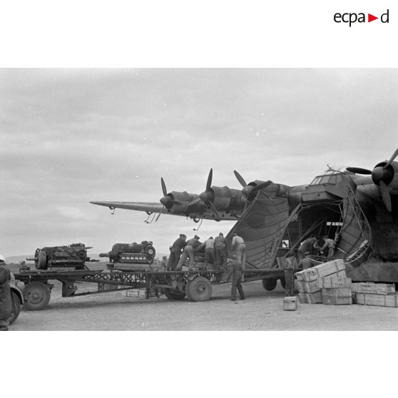 Sur le terrain d'aviation d'El Aouina, le chargement d'un avion cargo Messerschmitt Me-323 Gigant.