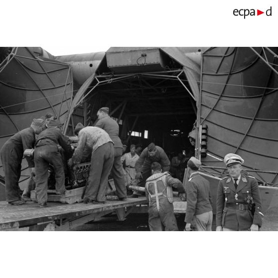 Sur le terrain d'aviation d'El Aouina, le chargement d'un avion cargo Messerschmitt Me-323 Gigant.