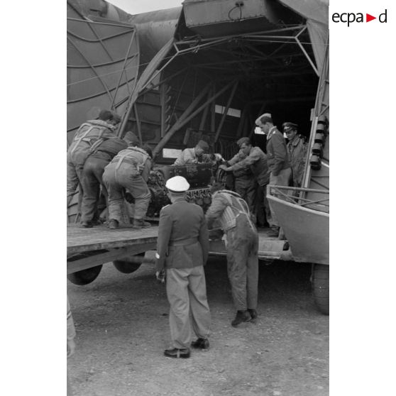 Sur le terrain d'aviation d'El Aouina, le chargement d'un avion cargo Messerschmitt Me-323 Gigant.